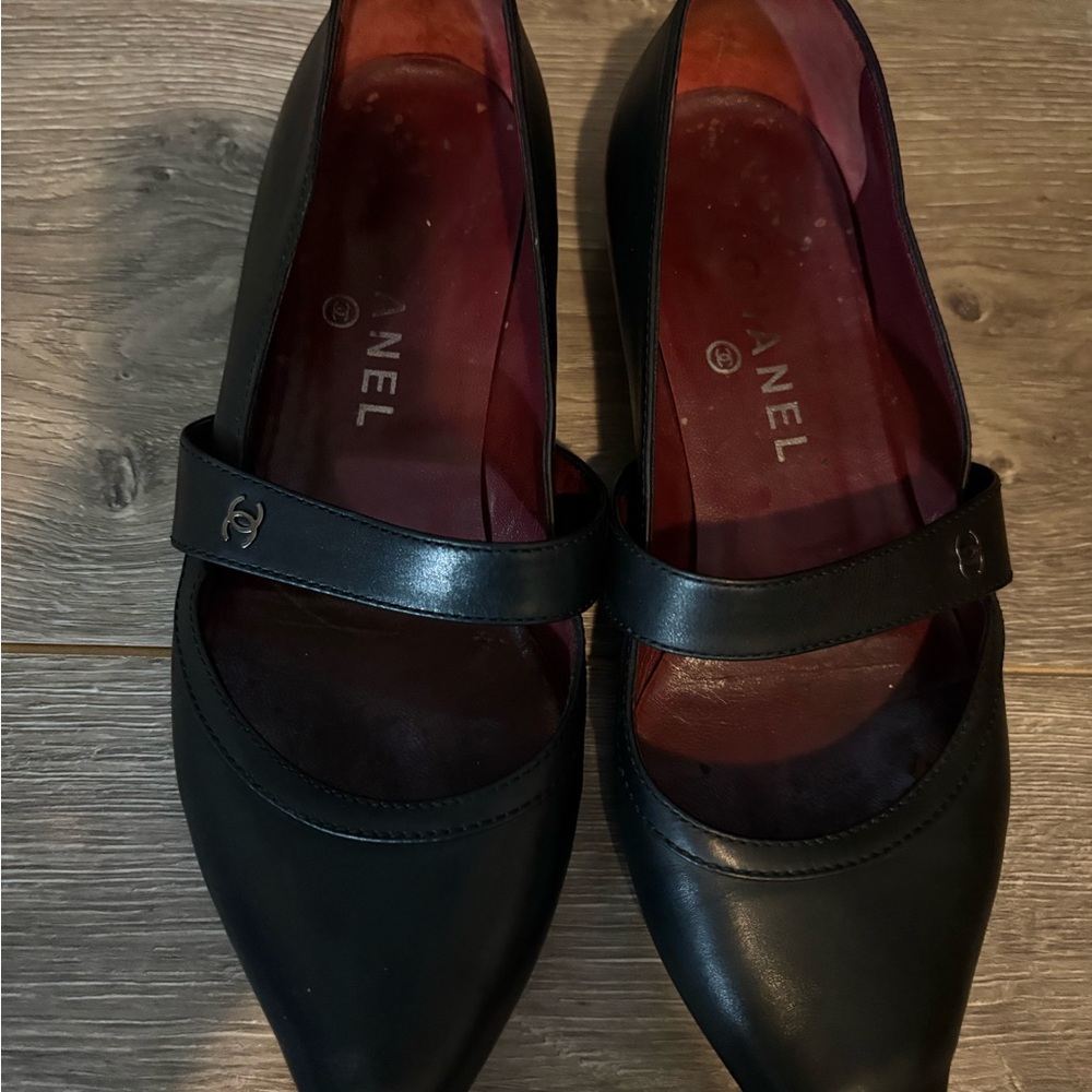 CHANEL Black Leather Pointed Mary Jane Flats with Burgundy Lining - Picture 2 of 5